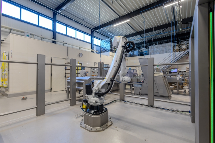 Industriële installatie voor het geautomatiseerd ontladen van bakplaten.